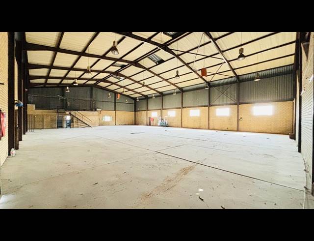 1,100M² WAREHOUSE TO LET IN ROBERTVILLE